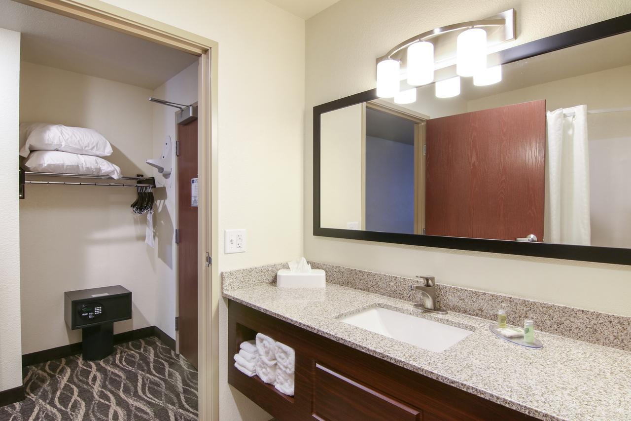Cobblestone Hotel & Suites Hartford Exterior foto